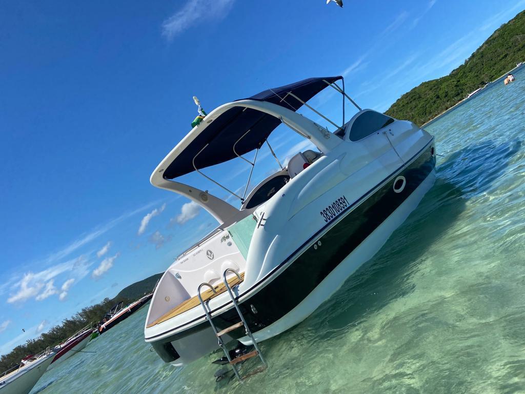 A bordo da Breeze, lancha cabinada de 26 pés