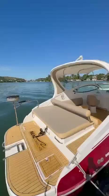 A bordo da Carpediem, lancha de proa aberta